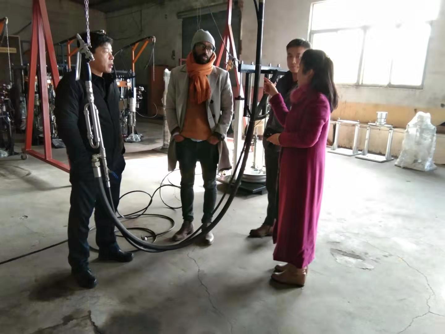 友人前來公司洽談業務